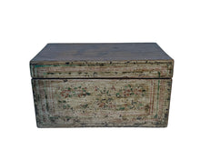 Carica l'immagine nel visualizzatore di Gallery, Scatola in legno, decorata a mano, orientale XIX secolo