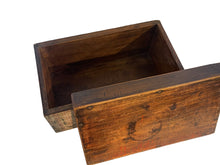 Carica l'immagine nel visualizzatore di Gallery, Scatola in legno, decorata a mano, orientale XIX secolo