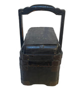 Carica l'immagine nel visualizzatore di Gallery, Scatola da pranzo in legno, decorata a mano, Cina, XIX secolo