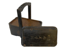 Carica l'immagine nel visualizzatore di Gallery, Scatola da pranzo in legno, decorata a mano, Cina, XIX secolo