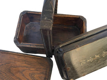 Carica l'immagine nel visualizzatore di Gallery, Scatola da pranzo in legno, decorata a mano, Cina, XIX secolo