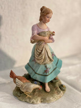 Carica l'immagine nel visualizzatore di Gallery, Ceramica Capodimonte vintage raffigurante “contadinella con galline”