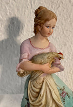 Carica l'immagine nel visualizzatore di Gallery, Ceramica Capodimonte vintage raffigurante “contadinella con galline”
