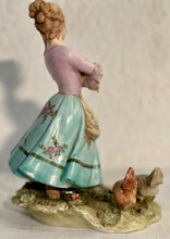 Carica l'immagine nel visualizzatore di Gallery, Ceramica Capodimonte vintage raffigurante “contadinella con galline”