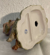 Carica l'immagine nel visualizzatore di Gallery, Ceramica Capodimonte vintage raffigurante “contadinella con galline”