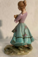 Carica l'immagine nel visualizzatore di Gallery, Ceramica Capodimonte vintage raffigurante “contadinella con galline”