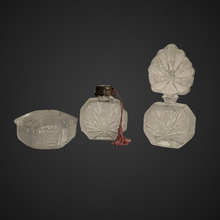 Carica l'immagine nel visualizzatore di Gallery, Tris da toiletta in cristallo in stile Art Déco