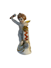 Carica l'immagine nel visualizzatore di Gallery, Ceramica Capodimonte, angioletto con tamburo, XX secolo.