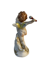 Carica l'immagine nel visualizzatore di Gallery, Ceramica Capodimonte, angioletto con tamburo, XX secolo.