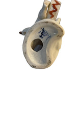 Carica l'immagine nel visualizzatore di Gallery, Ceramica Capodimonte, angioletto con tamburo, XX secolo.