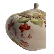 Carica l'immagine nel visualizzatore di Gallery, Zuppiera in ceramica, XX secolo, finemente decorata a mano, motivi floreali, firmata