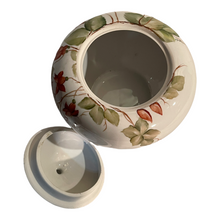 Carica l'immagine nel visualizzatore di Gallery, Zuppiera in ceramica, XX secolo, finemente decorata a mano, motivi floreali, firmata