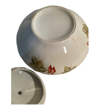 Carica l'immagine nel visualizzatore di Gallery, Zuppiera in ceramica, XX secolo, finemente decorata a mano, motivi floreali, firmata