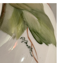 Carica l'immagine nel visualizzatore di Gallery, Zuppiera in ceramica, XX secolo, finemente decorata a mano, motivi floreali, firmata