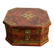Carica l'immagine nel visualizzatore di Gallery, Scatola di legno, realizzata in ottone e lacca, epoca XX secolo