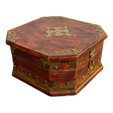 Carica l'immagine nel visualizzatore di Gallery, Scatola di legno, realizzata in ottone e lacca, epoca XX secolo