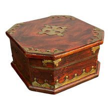 Carica l'immagine nel visualizzatore di Gallery, Scatola di legno, realizzata in ottone e lacca, epoca XX secolo