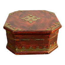 Carica l'immagine nel visualizzatore di Gallery, Scatola di legno, realizzata in ottone e lacca, epoca XX secolo