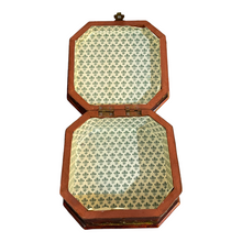 Carica l'immagine nel visualizzatore di Gallery, Scatola di legno, realizzata in ottone e lacca, epoca XX secolo