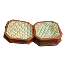 Carica l'immagine nel visualizzatore di Gallery, Scatola di legno, realizzata in ottone e lacca, epoca XX secolo