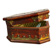Carica l'immagine nel visualizzatore di Gallery, Scatola di legno, realizzata in ottone e lacca, epoca XX secolo