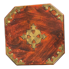Carica l'immagine nel visualizzatore di Gallery, Scatola di legno, realizzata in ottone e lacca, epoca XX secolo