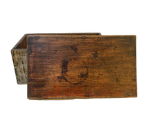 Carica l&#39;immagine nel visualizzatore di Gallery, Scatola in legno, decorata a mano, orientale XIX secolo
