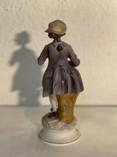 Carica l&#39;immagine nel visualizzatore di Gallery, Statuina in ceramica capodimonte vintage, soggetto “ musicista “.
