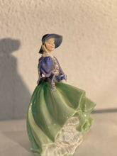 Carica l&#39;immagine nel visualizzatore di Gallery, Statuina in ceramica inglese vintage

