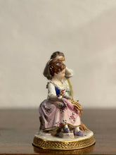 Carica l&#39;immagine nel visualizzatore di Gallery, Ceramica Capodimonte raffigurante coppia di bimbi

