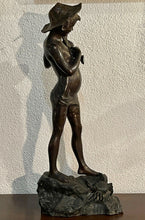 Carica l&#39;immagine nel visualizzatore di Gallery, Scultura in bronzo raffigurante “Giovinetto” firmato Varlese (Napoli)
