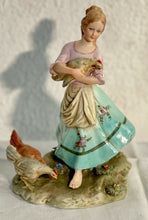 Carica l&#39;immagine nel visualizzatore di Gallery, Ceramica Capodimonte vintage raffigurante “contadinella con galline”
