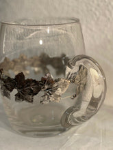 Carica l&#39;immagine nel visualizzatore di Gallery, Brocca in vetro vintage con decoro foglie in metallo.
