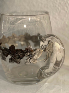 Brocca in vetro vintage con decoro foglie in metallo.