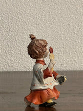 Carica l&#39;immagine nel visualizzatore di Gallery, Ceramica Capodimonte raffigurante “Chierichetto”, epoca vintage
