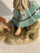Carica l&#39;immagine nel visualizzatore di Gallery, Ceramica Capodimonte vintage raffigurante “contadinella con galline”
