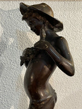 Carica l&#39;immagine nel visualizzatore di Gallery, Scultura in bronzo raffigurante “Giovinetto” firmato Varlese (Napoli)
