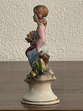 Carica l&#39;immagine nel visualizzatore di Gallery, Ceramica Capodimonte vintage raffigurante “Bambina”
