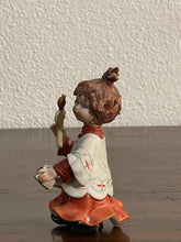 Carica l&#39;immagine nel visualizzatore di Gallery, Ceramica Capodimonte raffigurante “Chierichetto”, epoca vintage

