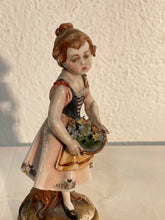 Carica l&#39;immagine nel visualizzatore di Gallery, Statuina in ceramica vintage capodimonte

