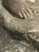 Carica l&#39;immagine nel visualizzatore di Gallery, Scultura in bronzo raffigurante “Giovinetto” firmato Varlese (Napoli)
