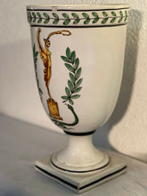 Carica l&#39;immagine nel visualizzatore di Gallery, Anfora in ceramica vintage decorata a mano raffigurante la Vittoria

