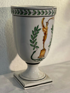 Anfora in ceramica vintage decorata a mano raffigurante la Vittoria