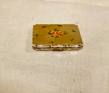 Carica l&#39;immagine nel visualizzatore di Gallery, Porta cipria vintage, fondo oro, decoro floreale
