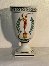 Carica l&#39;immagine nel visualizzatore di Gallery, Anfora in ceramica vintage decorata a mano raffigurante la Vittoria
