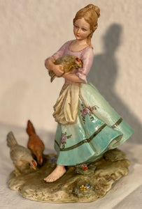 Ceramica Capodimonte vintage raffigurante “contadinella con galline”