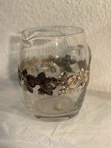 Brocca in vetro vintage con decoro foglie in metallo.