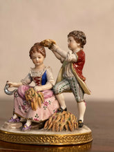 Carica l&#39;immagine nel visualizzatore di Gallery, Ceramica Capodimonte raffigurante coppia di bimbi
