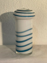 Carica l&#39;immagine nel visualizzatore di Gallery, Vaso vintage in vetro di Murano decorato a spirale bianco e blu
