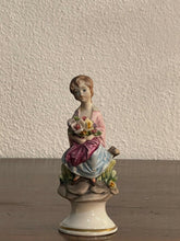 Carica l&#39;immagine nel visualizzatore di Gallery, Ceramica Capodimonte vintage raffigurante “Bambina”
